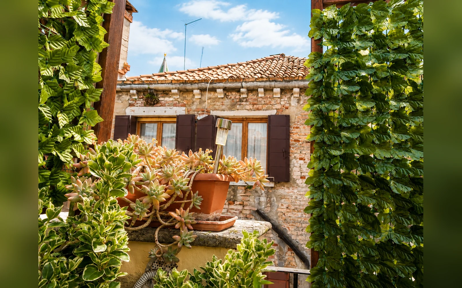 La terrazza di Domus dei Fabbri affacciata sui tetti di Venezia