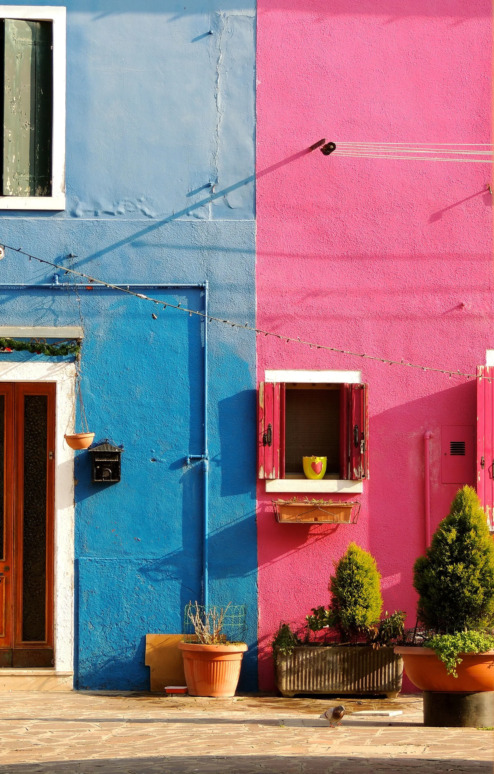 Le case colorate di Burano lungo un canale dell'isola
