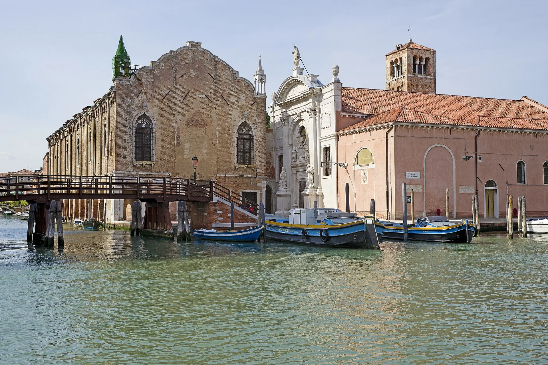 Un canale del sestiere di Cannaregio con il ponte in legno e le barche ormeggiate