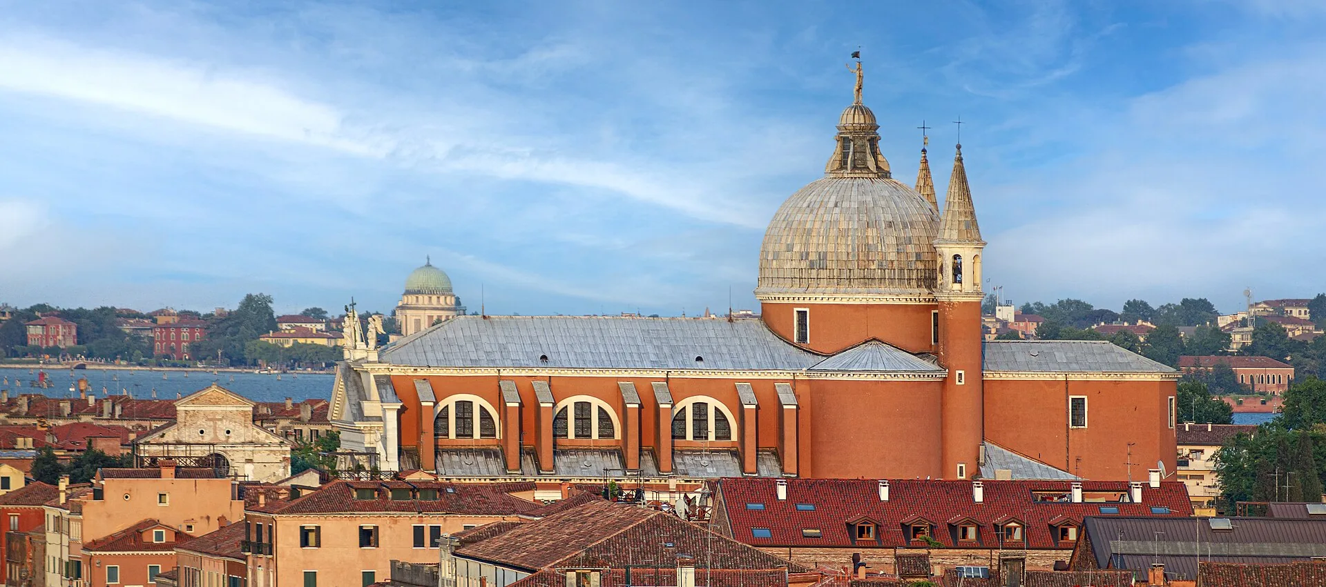 La chiesa del Redentore alla Giudecca vista dai tetti di Venezia