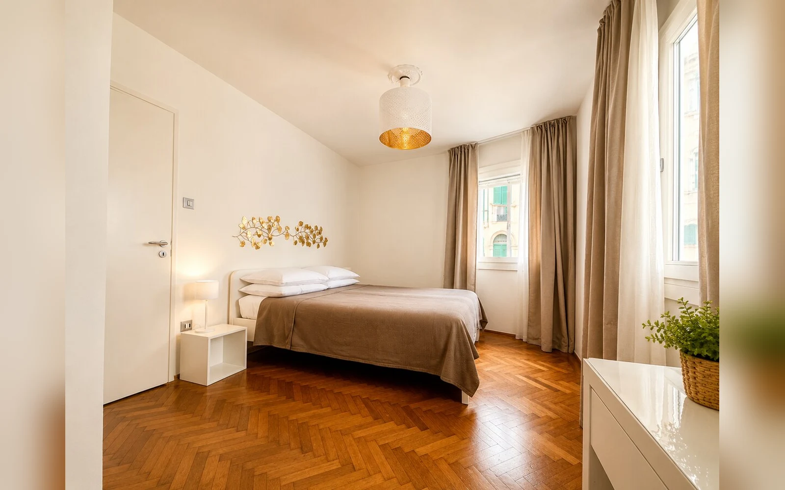 Domus dei Fabbri — camera da letto con pavimento in parquet