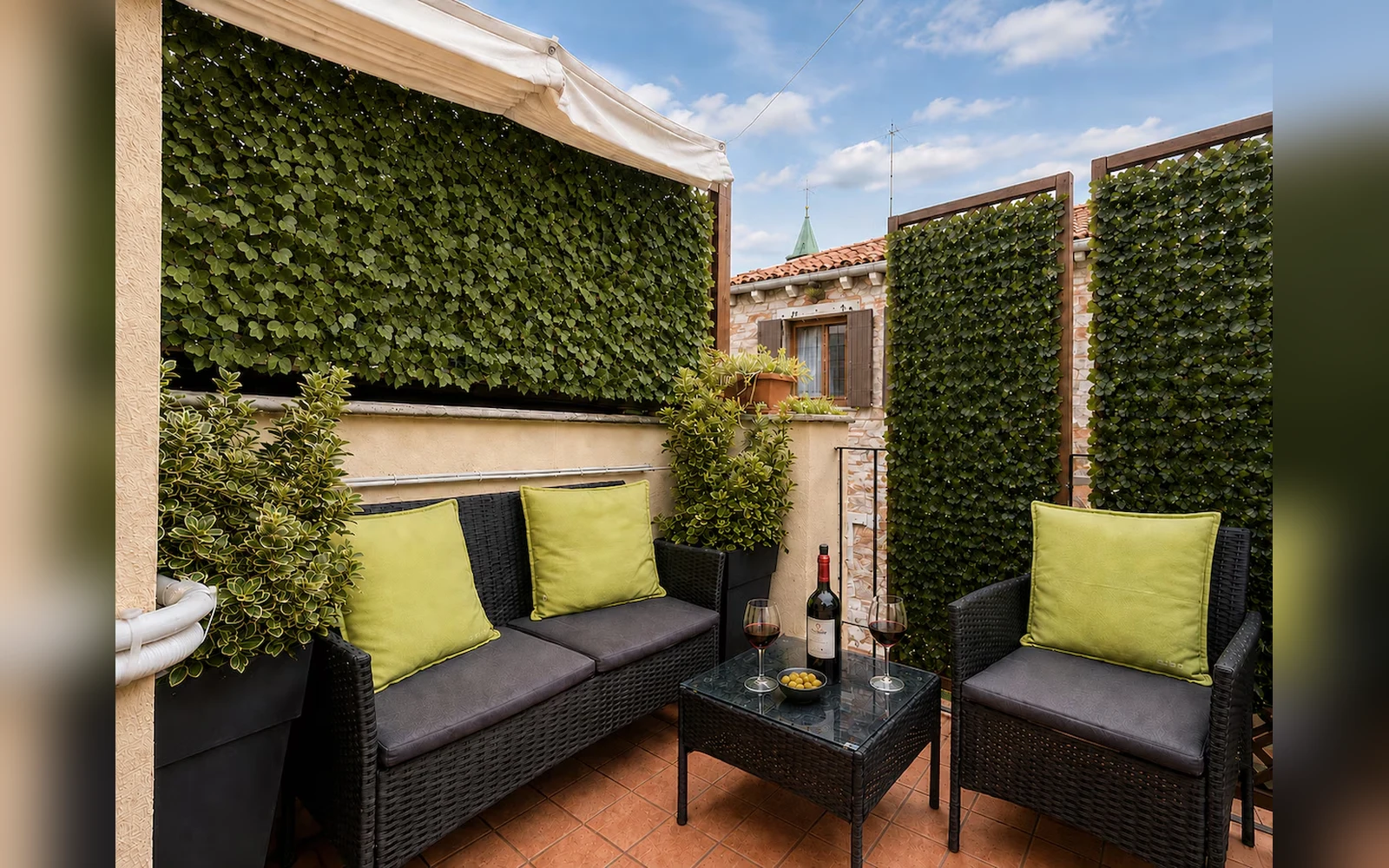 Domus dei Fabbri — terrazza panoramica con divanetti